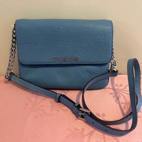 Michael Kors Handbags - Michael Kors blue leather crossbody chain bag